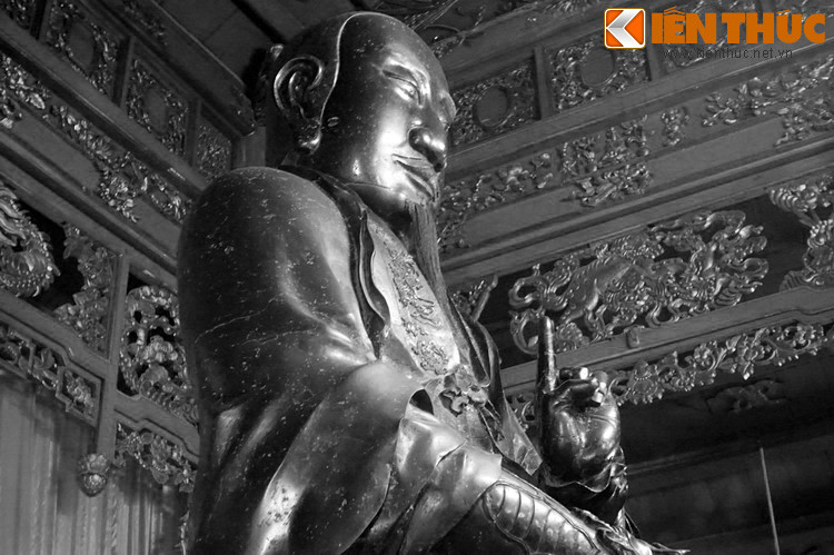 Đồng đen được gán cho những tính chất kỳ diệu, trong đó có khả năng trừ tà ma và chữa ốm đau, bệnh tật. Theo mẹo dân gian, nếu bị trúng gió, thương hàn, chỉ cần áp đồng đen vào trán là sẽ khỏi bệnh.