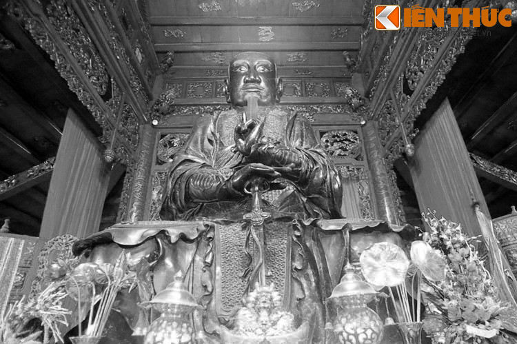 Ngoài ra, Huyền Thiên Trấn Vũ còn giúp dân thành Thăng Long trừ tà ma và yêu quái, giúp An Dương Vương trừ tinh gà trắng xây thành Cổ Loa, diệt Hồ ly tinh trên sông Hồng đời Lý Thánh Tông...