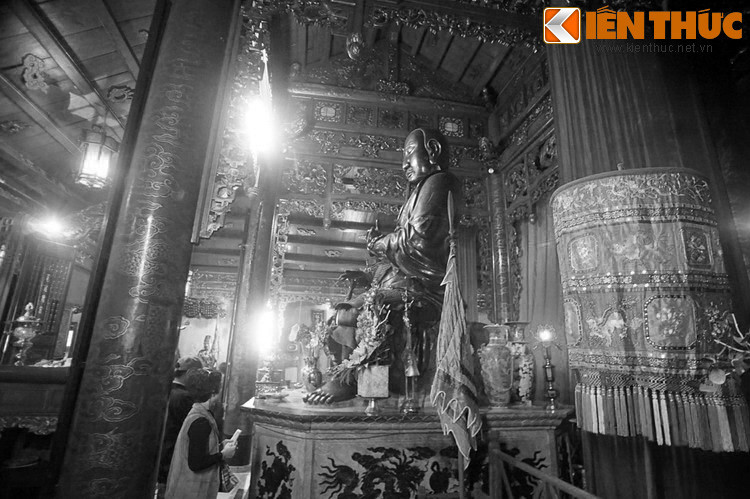 Họ tin tượng phải làm bằng một thứ kim loại huyền thoại như đồng đen thì mới đủ sức mạnh để ngăn chặn tà ma và kẻ thù từ phương Bắc, như dụng ý của người xây đền và đúc tượng...