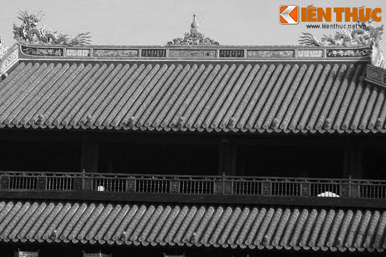 Tên gọi Ngũ Phụng cũng phản ảnh cấu trúc tòa lầu này có 5 gian chính, ở giữa lợp ngói hoàng lưu ly dành cho vua và hoàng gia ngự. 4 gian phụ hai bên lợp ngói thanh lưu ly dành cho quần thần. Tổng cộng lầu có 9 gian. Cả số 9 và 5 đều tượng trưng cho bản mệnh của vua.