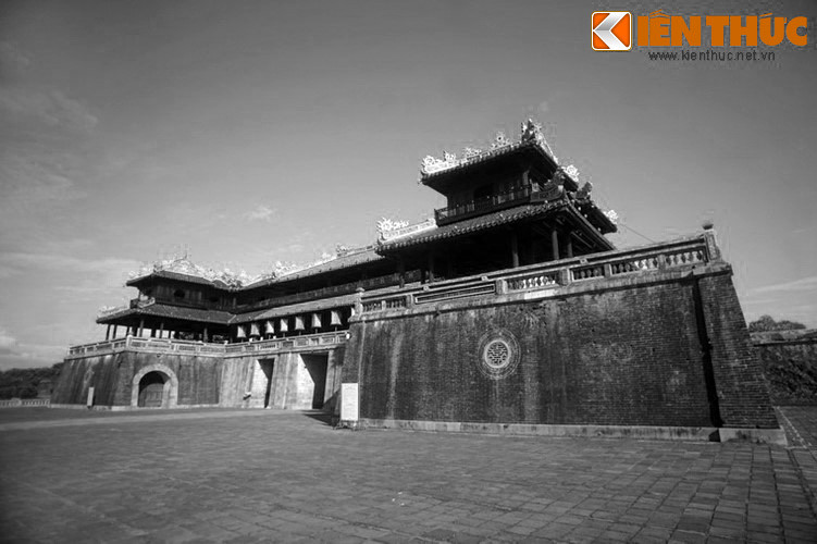 Ngoài ra, Ngọ Môn thiết kế hình chữ U ở thế thu vào, mục đích là thu cát khí của phương Nam, sinh vượng cho tòa thành, nói cách khác chính là luôn tiếp thu sự đóng góp tốt lành của nhân dân và thần tử để đế quốc luôn tốt đẹp.