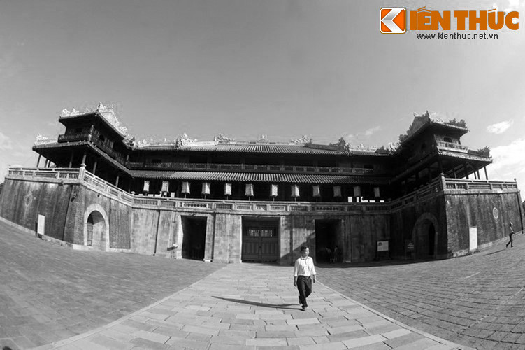 Khi bước qua cánh cổng lớn của Ngọ Môn, các bậc Thiên tử phải luôn tâm niệm rằng xung quanh mình là cả một vũ trụ rộng lớn, và phải cư xử sao cho đúng với đạo làm vua...