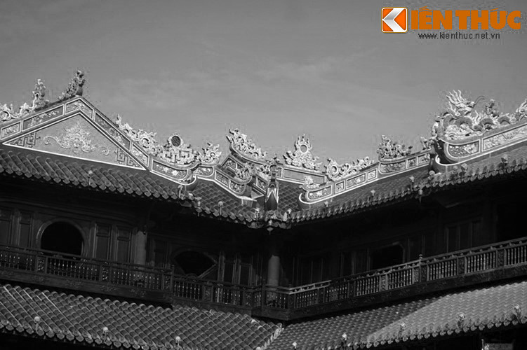 Lầu Ngũ Phụng có tổng cộng 100 cây cột, tượng trưng cho bách tính hay số 100 trong độ số của Lạc Thư, Hà Đồ, mang chung một ý nghĩa chỉ vũ trụ và toàn quốc quy phục xung quanh nhà vua.