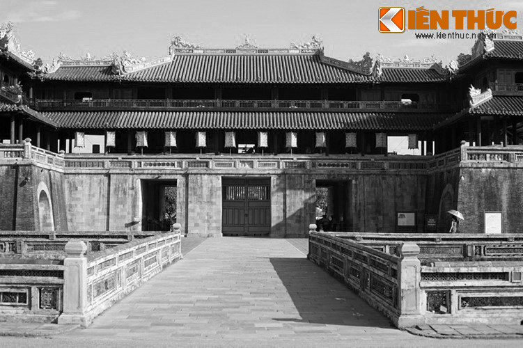 Bên trên Ngọ Môn có lầu Ngũ Phụng là nơi vua ngự khi có các sự kiện quan trọng. Tên gọi “Ngũ Phụng” hàm ý đây là nơi 5 con chim phượng hoàng đậu xuống. Trong thế giới quan Đông Á, phượng hoàng là loài chim thiêng gắn với hoàng tộc, đồng thời cũng là biểu tượng của sự hòa bình.