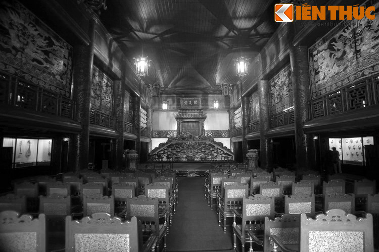 Ở bên trong, công trình được chống đỡ bởi hai hàng cột lim sơn son, vẽ rồng ẩn mây cuốn xung quanh và được chia làm hai tầng. Lưng chừng mỗi cột treo thêm một bức tranh sơn thuỷ vẽ cảnh Huế. Trần nhà được vẽ hoặc chạm nổi Mặt Trời, Mặt Trăng, tinh tú.