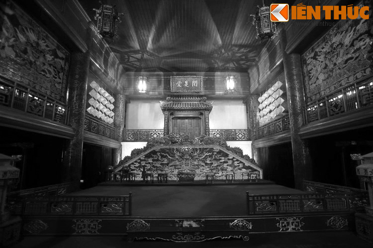 Tinh thần này thể hiện rõ nét ở sân khấu nhà hát. Hậu cảnh của sân khấu là một ngôi đền nằm trên cao, được dẫn lên bằng hai cầu thang có bệ rồng. Mặt trước đền có hai câu đối của vua Minh Mạng: “Âm nhạc tinh trần hòa kỳ tâm dĩ dưỡng kỳ chí/ Nghiên xuy tề hiến thủ kỳ thị nhi giới kỳ phi".