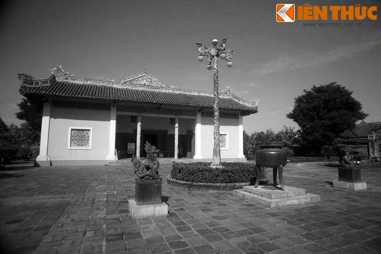 Vể tổng quan, nhà hát hình chữ nhật, rộng rãi với bộ mái có bờ quyết cong, mang đẩy vè tôn nghiêm như những đền chùa ở Huế.