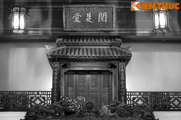 Hai câu đối này có nghĩa là: "Âm nhạc cùng phô bày, hoà lòng người để nuôi dưỡng chí khí. Thiện ác cùng trình diện, khiến giữ được cái tốt mà giới hạn cái xấu". Đây thực sự là những quan điểm cô đọng về sức mạnh cảm hóa của nghệ thuật.