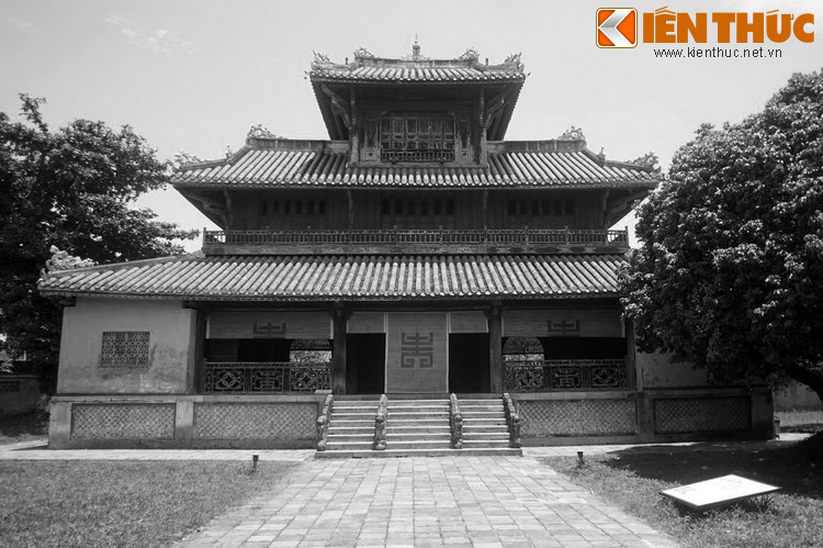 Với tổng chiều cao 17 mét (gồm 4 cột gỗ nguyên khối cao 13 mét), đây là công trình kiến trúc cao nhất Hoàng thành Huế.