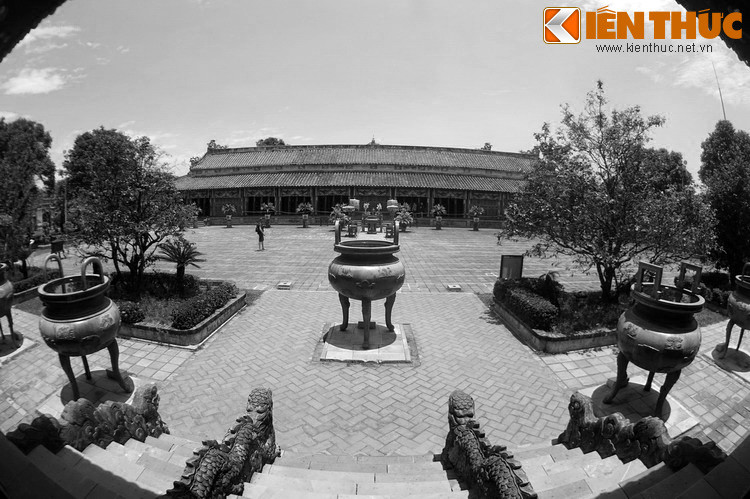 Trên bình diện rộng hơn, Hiển Lâm Các có sự liên kết chặt chẽ với Thế Miếu và Cửu Đỉnh ở phía sau, có dụng ý làm ổn định được tâm thái của các vị vua kế nghiệp.