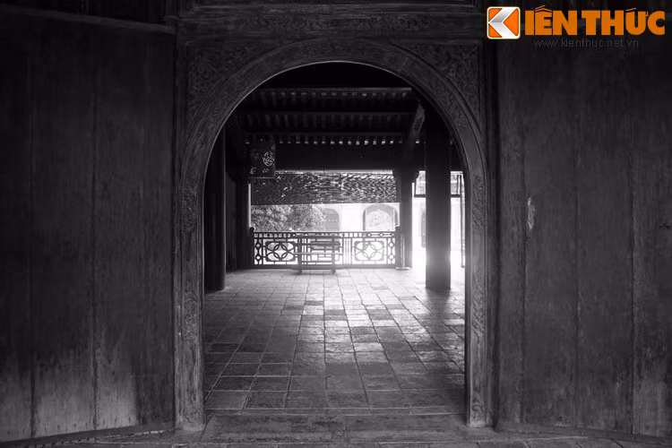 Toàn bộ các cột gỗ ở Hiển Lâm Các sơn màu đỏ, tượng trưng cho trí tuệ của các quan sẽ sinh vượng cho Thổ (hoàng gia) bền vững.