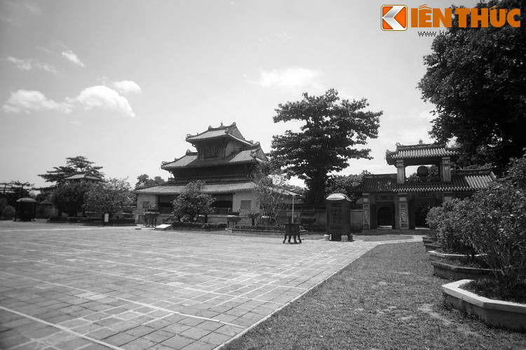 Nằm ở phía Tây Nam Hoàng thành Huế, Hiển Lâm Các được xây dựng từ năm 1821 - 1822, là nơi thờ cúng các chiến công của các vua đời trước cũng như ghi công các công thần khai quốc.