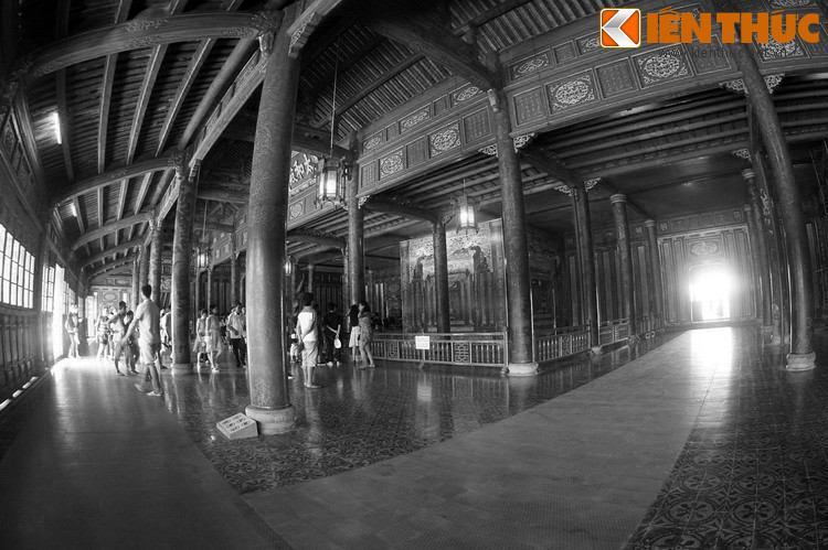 Một yếu tố phong thủy đáng chú ý khác trong kiến trúc điện Thái Hòa là sự nhấn mạnh số 5 và số 9, hai con số linh thiêng hoàng gia. Hai con số này xuất hiện với tần suất dày đặc trên ngoại thất và nội thất của cung điện.