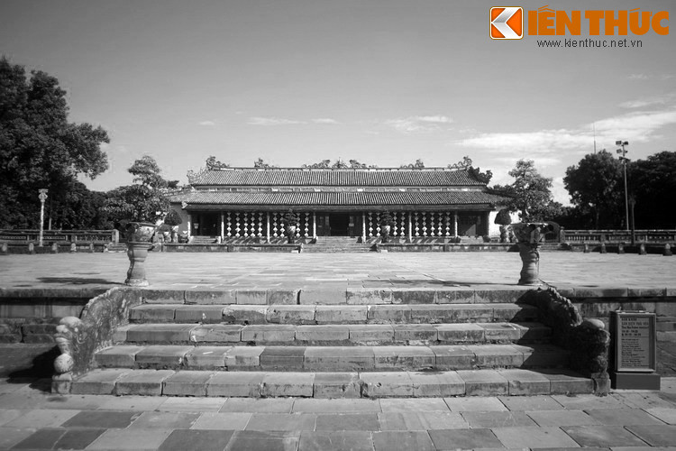 Cụ thể: “Nguyên” là nguyên thủy, căn do, gốc gác. “Hanh” là biến hoá, trường thịnh, hanh thông. “Lợi” là thoải mái, ích lợi. “Trinh” là thành đạt, bền vững, vĩnh cửu. Nguyên, Hanh, Lợi, Trinh cũng ứng vào bốn mùa Xuân, Hạ, Thu, Đông và tiết tấu biến dịch Sinh, Trưởng, Liễm, Tàng.