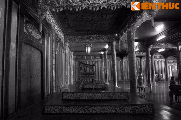 Theo quan niệm của các nhà Nho xưa, số 9 trong tiếng Hán đồng âm với từ “cửu” trong vĩnh cửu, còn số 5 gắn với Ngũ Hành - thuyết về 5 yếu tố khởi thủy của vạn vật. Sự kết hợp giữa số 9 và số 5 thể hiện ước muốn vương triều sẽ tồn tại muôn đời cùng trời đất, vạn vật...