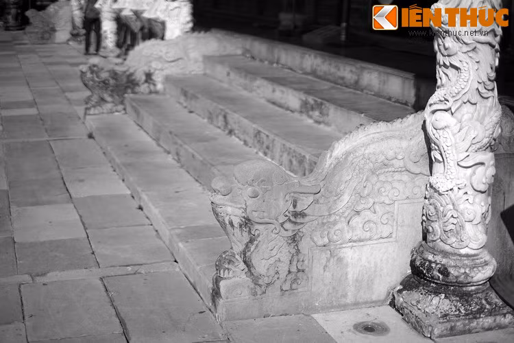 Từ phía Đại Cung Môn đi ra điện Thái Hòa, có một hệ thống bậc thềm ở tầng nền dưới là 9 cấp và ở tầng nền trên là 5 cấp. Trước mặt điện số bậc cấp bước lên Đệ nhị Bái đình và Đệ nhất Bái đình cộng lại là 9. Tiếp đó, hệ thống bậc thềm ở nền điện cũng có 5 cấp.