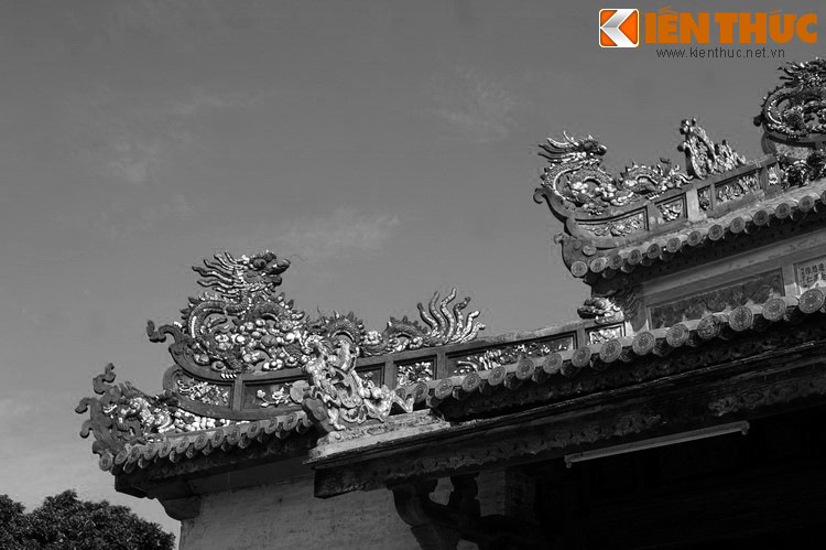 Đứng ở sân Đại triều nhìn vào hay từ phía Tử Cấm Thành nhìn ra người ta đều thấy trên mỗi mái điện đều được đắp nổi chín con rồng ở trong các tư thế khác nhau: lưỡng long chầu hổ phù đội bầu rượu, lưỡng long triều nhật, hồi long (rồng quay đầu lại), rồng ngang v.v…