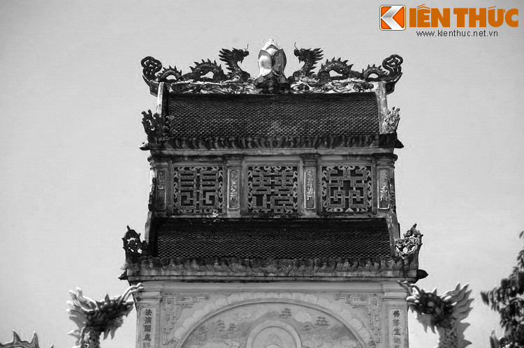 Trên đường chuyên chở số đồng lớn về Đại Việt, sư Minh Không đã gặp không ít khó khăn, thử thách. Gặp lúc sóng to gió lớn, không gọi được thuyền chở đồng, ngài đã dùng tài phép phi phàm của mình biến chiếc nón thành thuyền để chở an toàn số đồng về đúc bảo vật.