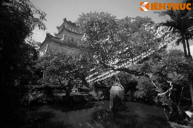 Sau đó, thiền sư Minh Không cùng Thiền Sư Giác Hải và Thiền Sư Từ Đạo Hạnh kết nghĩa anh em và sang Tây vực (Bắc Ấn Độ) tu hành. Tại đây, họ học phép “Tam vô lậu” đắc “Giới - Định - Tuệ viên dung nhập Thánh siêu phàm du nhật nguyệt”. Sau khi đắc lục trí thần thông, ba ngài trở về nước.