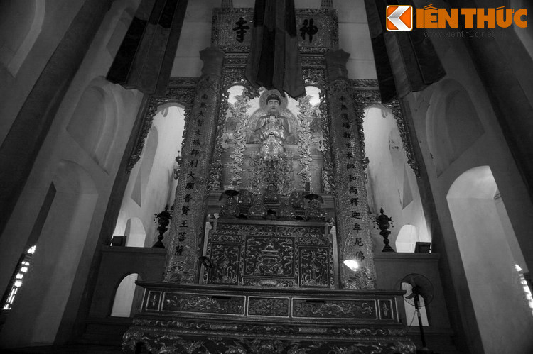 Ngoài thờ Phật, chùa còn thờ quốc sư Nguyễn Minh Không – người sáng lập chùa. Việc thờ tự này gắn liền với những truyền thuyết có từ xa xưa.