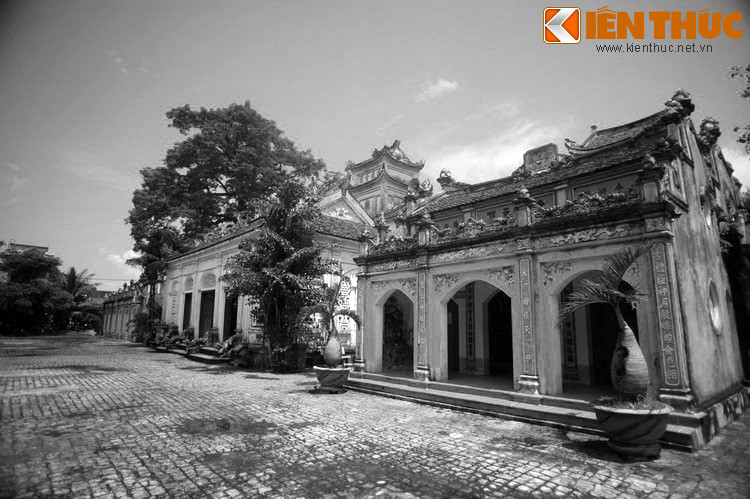 Theo đó, thuở thiếu thời, thiền sư Minh Không chuyên làm nghề chài lưới, được truyền từ người cha. Năm 29 tuổi ngài mới xuất gia đầu Phật. Với nỗ lực học hành không ngừng nghỉ, thiền sư đã tích lũy được một kho tàng kiến thức đồ sộ về Phật pháp và y học.