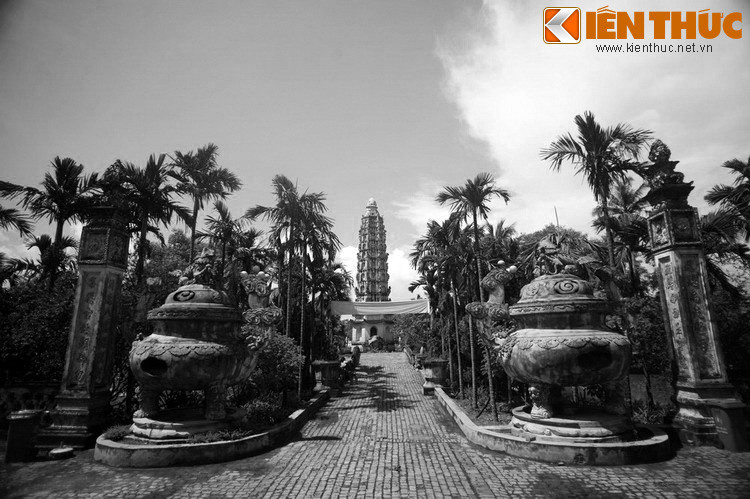 Nằm ở thị trấn Cổ Lễ, huyện Trực Ninh, chùa Cổ Lễ là một ngôi chùa cổ có kiến trúc độc đáo nổi tiếng của tỉnh Nam Định. Chùa được xây dựng từ thời Lý Thần Tông (thế kỷ 12).