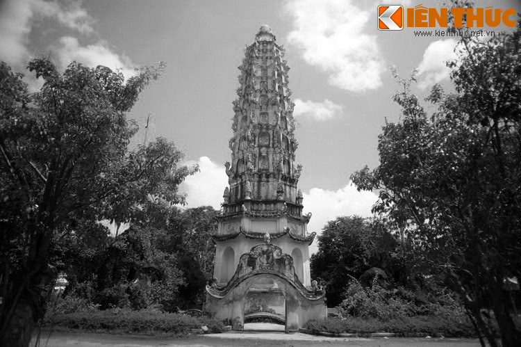 Khi danh tiếng được xa gần biết đến, triều đình đã mời sư Minh Không lên kinh thành làm Y sư. Tại đây, ngài đã cứu chữa cho vua Lý Thần Tông khỏi bệnh nan y và được nhà vua phong làm “Lý Triều Quốc sư”.