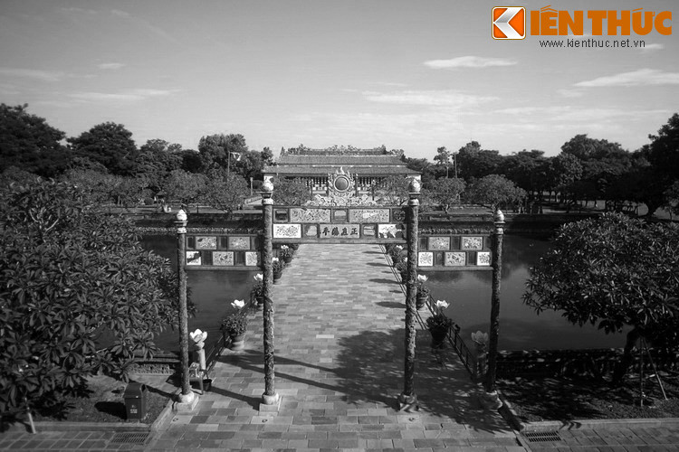 Nằm trên trục đường dẫn từ cửa Ngọ Môn vào điện Thái Hoà, nơi đặt ngai vàng của các vua nhà Nguyễn, cầu Trung Đạo là câu cầu có ý nghĩa phong thủy đặc biệt của Hoàng thành Huế.