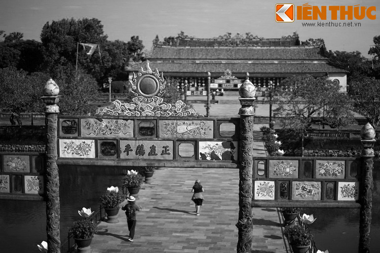 Đây là lời nhắc nhở cho vua quan khi tiến vào hoàng cung từ cửa Ngọ Môn phải cư xử công chính, bình đẳng và luôn sống trong nhân nghĩa đạo đức, điều dễ bị lãng quên khi người ta có quyền cao chức trọng và sống trong xa hoa, nhung lụa.