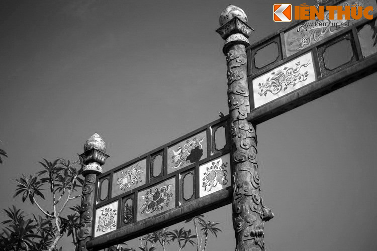 Ở dòng chữ “Trung hòa vị dục”, “Trung” là gốc của thiên hạ, “Hoà” là đạt đạo của thiên hạ, khi đã đạt được “Trung hoà” thì trời đất yên ổn, vạn vật sinh sôi. Câu này phù hợp với ý nghĩa của chữ “Thái Hoà”, là tên cung điện của vua, đồng thời cũng xuất hiện ở quẻ Càn trong Kinh Dịch.