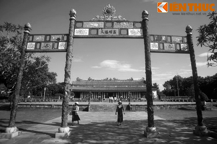 Nghi môn thứ hai có các chữ “Trung hòa vị dục” ở mặt trong và “Chính đại quang minh” ở mặt ngoài. Đây là những lời nhắc nhở tiếp theo dành cho vua quan trước khi bước vào điện Thái Hòa.