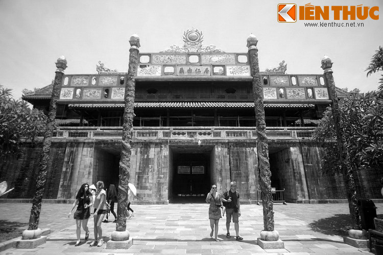 Hai đầu cầu Trung Đạo có hai nghi môn bằng đồng bề thế. Nghi môn đầu tiên ghi các chữ “Chính trực đẳng bình” ở mặt ngoài và “Cư nhân do nghĩa” ở mặt trong, trên chất liệu pháp lam (đồng tráng men).