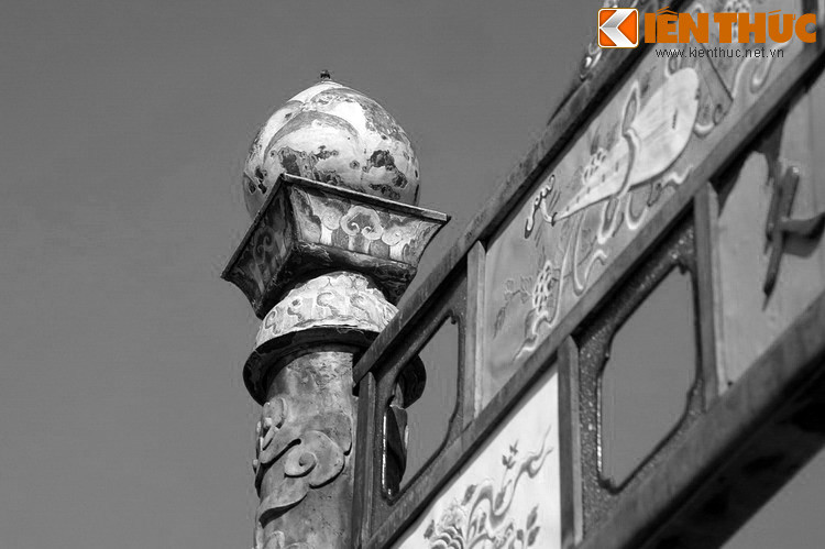 Có thể nói, hai nghi môn của cầu Trung Đạo vừa là hai cánh cổng, vừa có vai trò như hai cột kinh mà mỗi lần các bậc vua quan bước qua là một lần đọc lại những giáo huấn thâm thúy của tiền nhân.