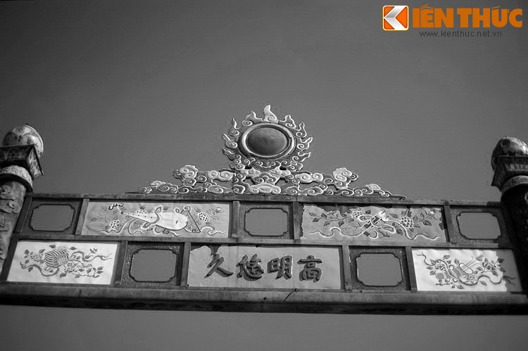 Dòng chữ “Chính đại quang minh” là lời nhắc những bậc trị dân phải luôn minh bạch, chính trực như ánh Mặt Trời, làm gương cho muôn người.