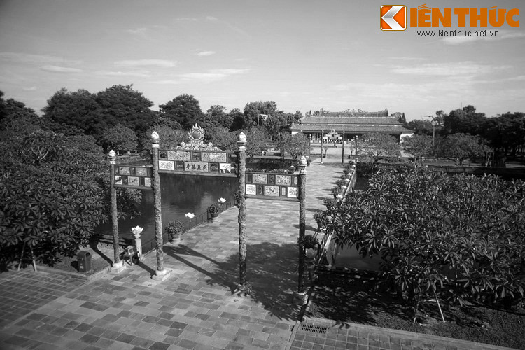 Cầu băng ngang qua hồ Thái Dịch, một hồ nước hình vuông đăng đối hai bên, tượng trưng cho Âm Dương hài hòa. Cách bài trí này tôn thêm ý nghĩa cầu Trung Đạo. Làn nước của hồ tượng trưng cho đức hạnh của vua đem lại nguồn sống trong lành cho dân.