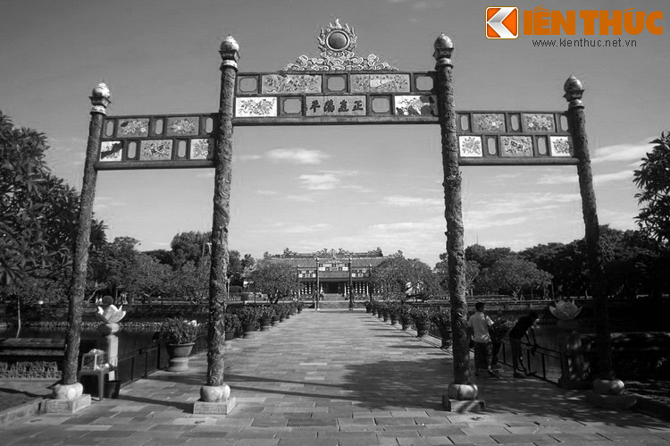 Tên cây cầu - “Trung Đạo” – có nghĩa “Con đường Trung dung”, là lời nhắc nhở các bậc đế vương rằng khi trị quốc không được dùng các biện pháp cực đoan mà phải giữ đạo Trung Dung của nhà nho.