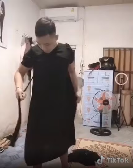 Hanh dong cua chong khi mua vay cho vo bau khien dan mang vua buon cuoi vua cam dong