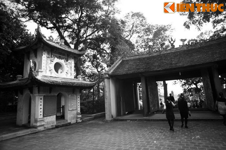 Lại có chuyện, một lần, Thánh Tản giả dạng thành một lão nông đi dạo ven sông Tích. Thấy một ông già đang ngồi kéo vó bên bờ, Ngài bèn ghé lại và được mời cơm nắm muối vừng. Nghe ông lão than phiền vì từ sáng đến giờ chả được con cá nào, Ngài vui vẻ xin ông cho kéo thử một mẻ.