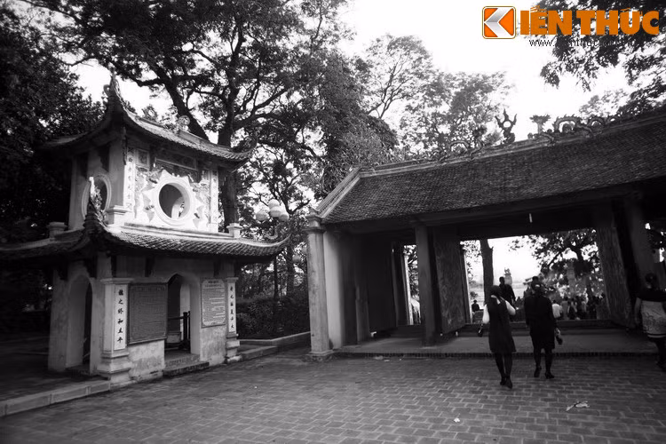 Lại có chuyện, một lần, Thánh Tản giả dạng thành một lão nông đi dạo ven sông Tích. Thấy một ông già đang ngồi kéo vó bên bờ, Ngài bèn ghé lại và được mời cơm nắm muối vừng. Nghe ông lão than phiền vì từ sáng đến giờ chả được con cá nào, Ngài vui vẻ xin ông cho kéo thử một mẻ.