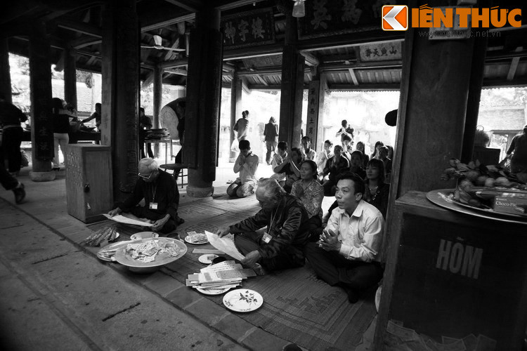 Dân sở tại Đền Và, dựa vào sự tích đám mây lành (chữ Hán là Vân già) xuất hiện trên bầu trời quê mình mà đặt tên là làng Vân Gia. Từ đó, dân thôn làm ăn phát đạt, càng chăm sóc việc hương khói thờ phụng Thánh Tản.