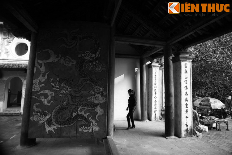 Lại nói chuyện con cá trê, sau khi được Thánh Tản phóng sinh, cá đã sinh nở mẹ tròn con vuông. Rồi cứ thế, đời nọ tiếp đời kia, con cháu cá trê ngày càng đông đàn dài lũ.