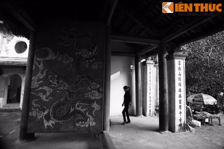 Lại nói chuyện con cá trê, sau khi được Thánh Tản phóng sinh, cá đã sinh nở mẹ tròn con vuông. Rồi cứ thế, đời nọ tiếp đời kia, con cháu cá trê ngày càng đông đàn dài lũ.