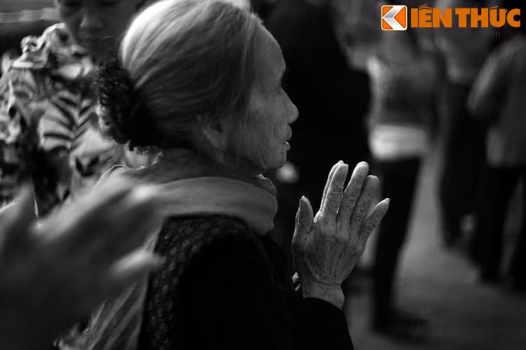 Ghi nhớ dấu tích và công đức của Ngài, dân làng Di Bình (xã Vĩnh Ninh huyện Vĩnh Tường tỉnh Vĩnh Phúc) đã dựng ngôi đền và đặt tên là đền Ngự Giội, ý muốn nhắc việc Ngài đã đến ngự và tắm giội ở đó trước khi về đền Và.