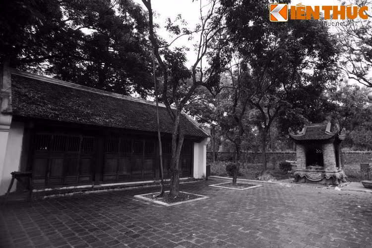 Một lần Ngài nhằm hướng mặt trời mọc đi đến quả đồi thấp ven sông Tích. Thấy đây là nơi thắng địa, Ngài dừng chân nghỉ ngơi vừa lúc trên trời xuất hiện đám mây ngũ sắc từ phía núi Ba Vì bay tới che mát một vùng. Ngài cho đó là điềm lành, bèn cho lập một hành cung. Nơi ấy nay là đền Và.