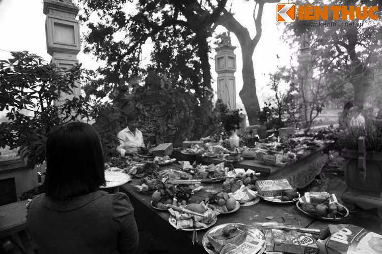 Biết mình vừa được gặp thánh nhân, ông vội vã về làng loan báo tin vui. Từ đấy, cứ đến lễ hội đền Và vào dịp rằm tháng chín, dân trong vùng lại mở hội đánh cá trên sông Tích, chọn đủ 99 con làm lễ vật dâng lên Thánh Tản để tưởng nhớ ân đức của Ngài.