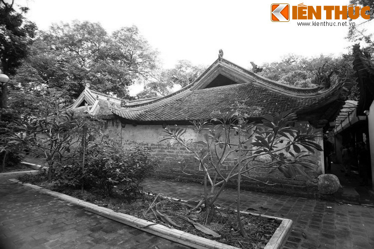 Trong khi Ngài thoả thuê tắm giội thì cô gái chạy về loan báo với dân làng có chuyện lạ đời. Khi mọi người kéo đến nơi thì người tắm đã đi mất, xung quanh còn phảng phất hương trầm. Lúc ấy dân làng mới bừng tỉnh, nhận ra là chính đức Thánh Tản vừa mới qua đây.