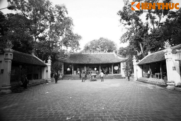 Theo quan niệm phong thủy của người xưa, đền Và nằm trên một khu đồi có hình dáng như con rùa đang bơi về phía mặt trời mọc, được gọi là Kim Quy (Rùa Vàng). Sau hàng thế kỷ, người dân trong vùng vẫn lưu truyền những giai thoại đầy màu sắc huyền ảo liên quan đến ngôi đền.