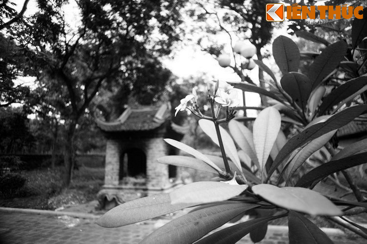 Từ khi có hành cung ở đền Và, Thánh Tản thường lui tới vùng đất bên kia sông Hồng. Một lần, trên đường trở về Đền Và, Ngài dừng chân nghỉ ngơi tại một xóm nhỏ ven sông. Tuy đang tiết xuân mát mẻ, nhưng vì đi đường xa gió bụi, nên Ngài muốn tìm nước để tắm.