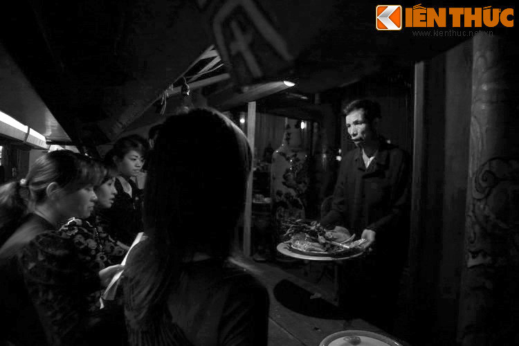 Nhớ ơn cứu tử xưa, khi về già sắp chết, cá trê nọ đã cố bơi về gần đền Và ngoảnh đầu lạy Tản Viên sơn thánh rồi hóa. Nơi ấy, nay là quả gò thấp có hình cá trê nên dân làng gọi là xóm Cá Trê, thuộc xã Thanh Mỹ...