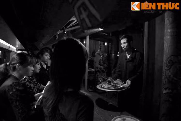 Nhớ ơn cứu tử xưa, khi về già sắp chết, cá trê nọ đã cố bơi về gần đền Và ngoảnh đầu lạy Tản Viên sơn thánh rồi hóa. Nơi ấy, nay là quả gò thấp có hình cá trê nên dân làng gọi là xóm Cá Trê, thuộc xã Thanh Mỹ...